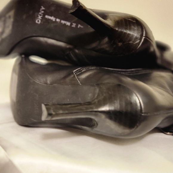 DKNY BLACK LEATHER KNEE HIGH HEELED BOOTS SIZE 7 M - Picture 14 of 16